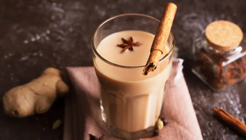 Aromatyczny napój, idealny na chłodne dni. Poznaj przepis na masala chai z imbirem, cynamonem i anyżem.