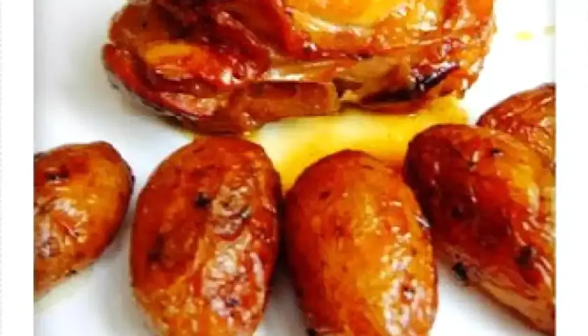 Souris d'agneau au barbecue Weber, tendres et caramélisées, servies avec des pommes de terre rôties. Un délice !