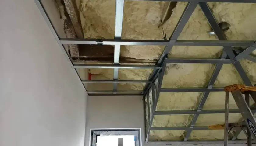 Konstrukcja pod zabudowę sufitu gk z pianką izolacyjną. Metalowy stelaż czeka na płyty gipsowo-kartonowe.