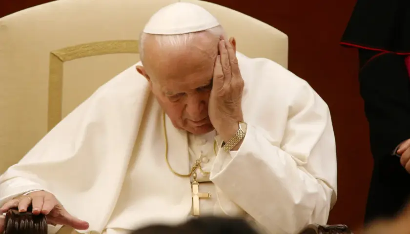 Papież Jan Paweł II zamyślony, opierając głowę na dłoni. Ciekawe ciekawostki o Janie Pawle II często dotyczą jego głębokiej refleksji.
