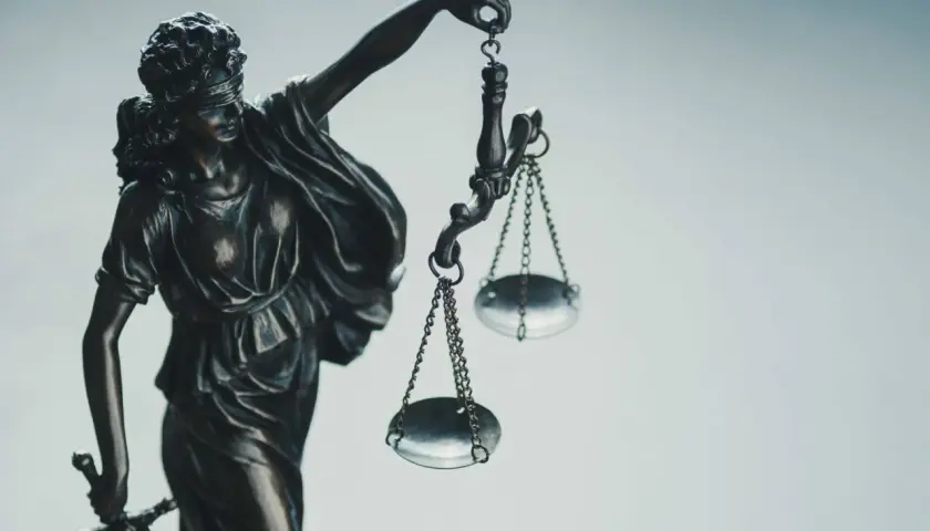 Temida z wagą i mieczem, symbol sprawiedliwości. Czy to oznacza, że zawsze powinniśmy prosić o "pardon"?