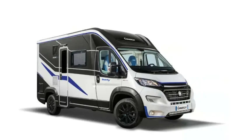 Un moderno camper elettrico Chausson con design bianco e blu, pronto per avventure ecologiche.