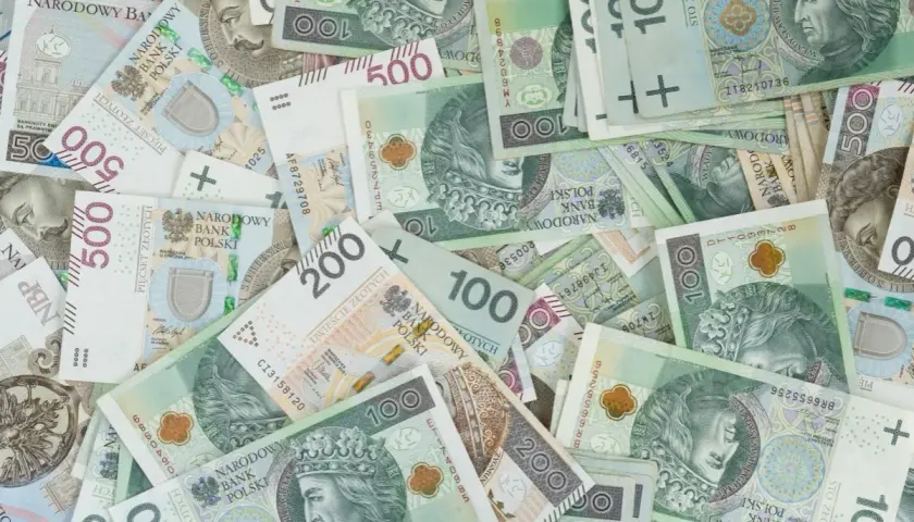 Stos banknotów 100, 200 i 500 zł. Tyle pieniędzy potrzeba, by policzyć, ile jest kin w Polsce.