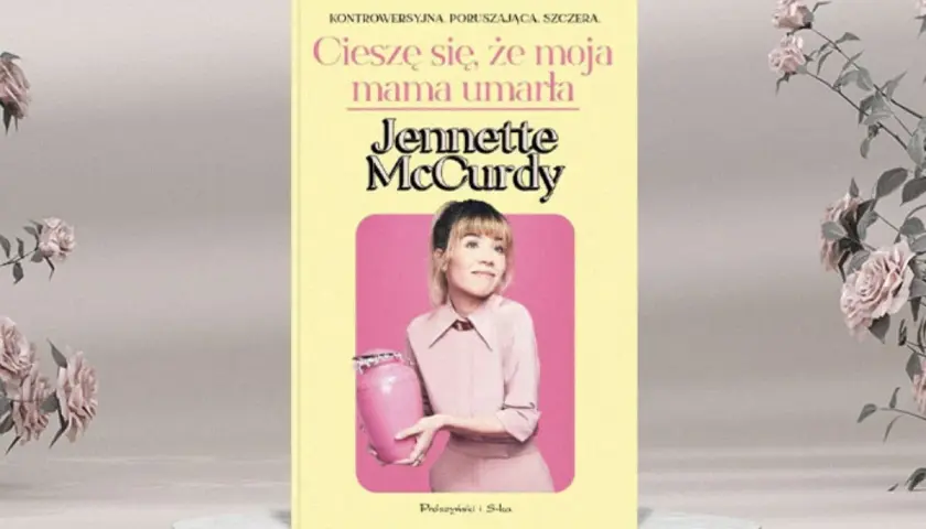 Okładka książki "Cieszę się, że moja mama umarła" Jennette McCurdy. Aktorka trzyma różową urnę.