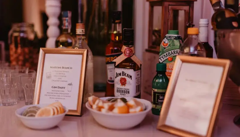 Alkohol na wesele: Oszczędź i zorganizuj bez stresu! Porady ekspertki