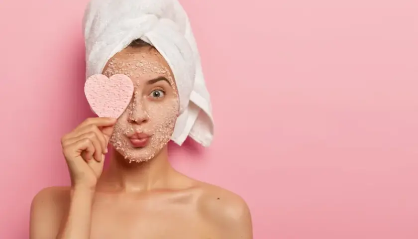 Jaki peeling do twarzy wybrać, aby uniknąć podrażnień i zyskać blask?