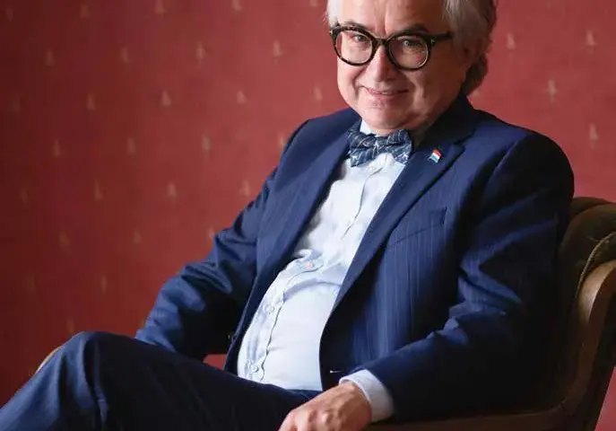 Koszula w spodniach czy na wierzchu? Dominik Zieliński radzi!