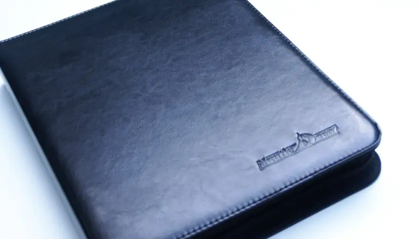 Eleganckie, czarne etui na pozwolenie na broń z wytłoczonym logo. Idealne do przechowywania dokumentów.