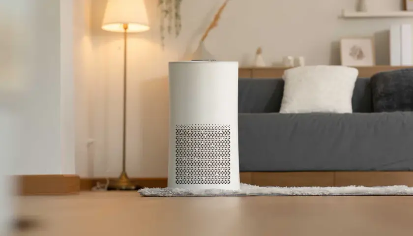 Purificador de aire blanco en una sala de estar, promoviendo iones negativos salud.