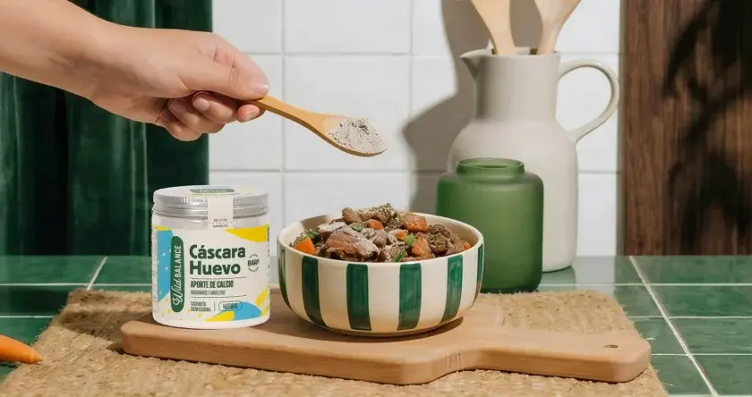 Un suplemento de cáscara de huevo se añade a la comida de un perro. ¡Los perros pueden comer huevo!