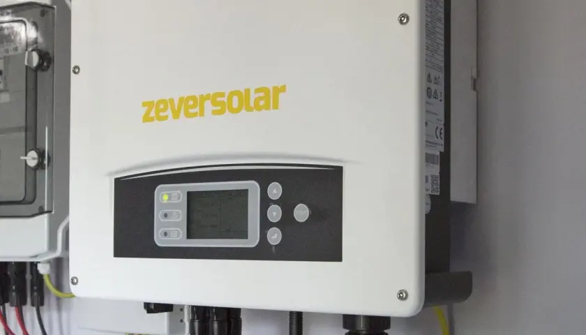 Zautomatyzowany system monitoruje, ile prądu pobiera inwerter. Widoczny jest panel sterowania z wyświetlaczem i przyciskami.