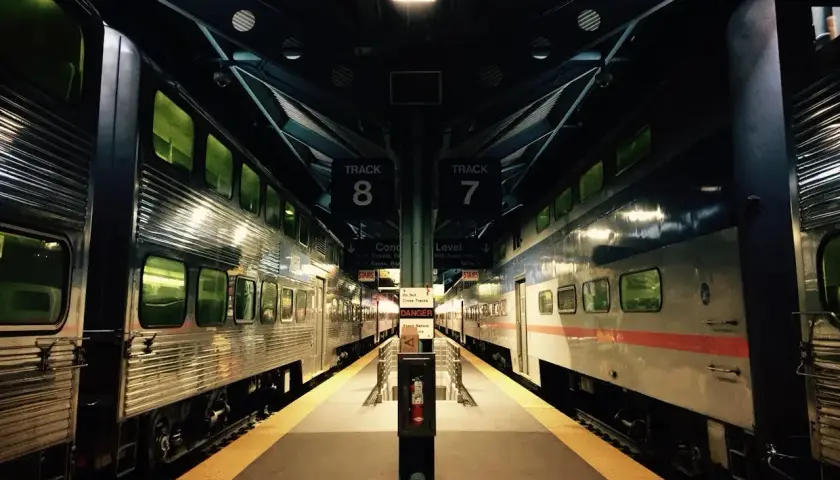 Dwa pociągi S-Bahn stojące na peronach 7 i 8.