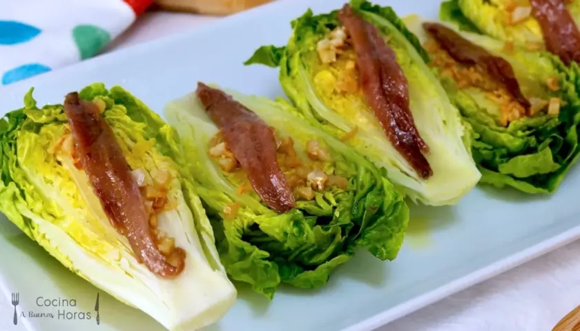 Cogollos de lechuga rellenos de ajo y coronados con sabrosos cogollos con anchoas.