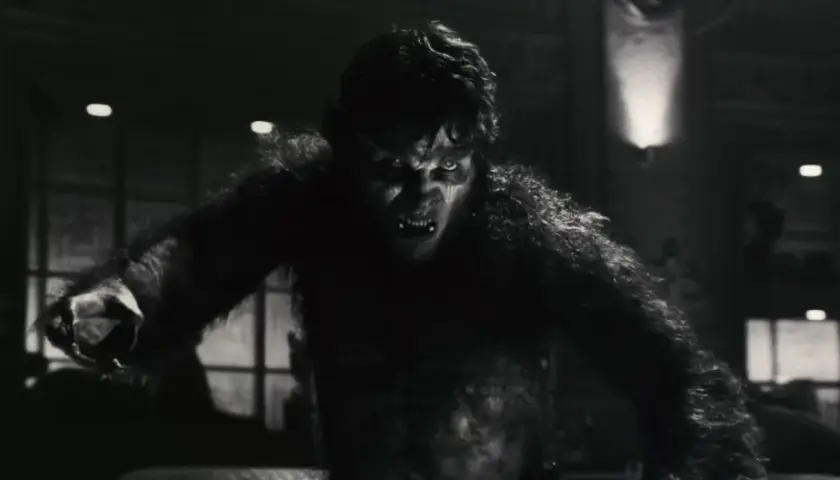 Un loup-garou Marvel aux yeux jaunes et aux crocs menaçants, prêt à bondir dans la pénombre.