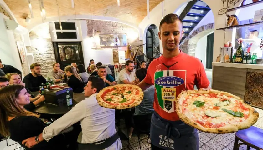 Czy do hotelu można zamówić pizzę? Oto, co musisz wiedzieć