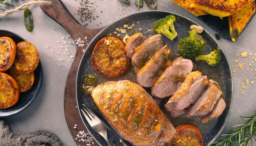 Gegrillte Ente mit karamellisierten Orangen und einer köstlichen Sosse zu Ente. Dazu Brokkoli und Polenta-Ecken.