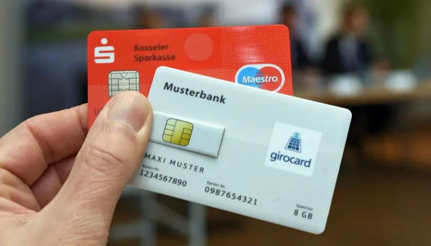 Eine rote Sparkassen-EC-Karte und eine weiße Girocard mit Maestro-Logo werden gezeigt.