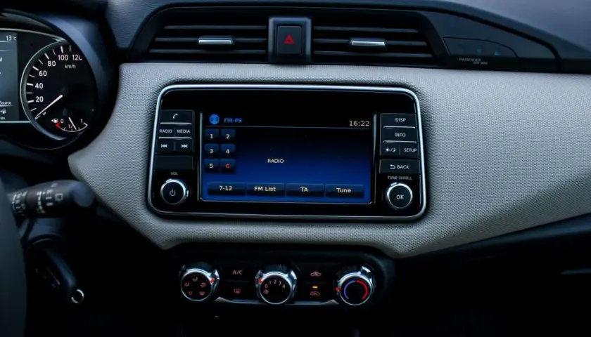 Jakie radio samochodowe z bluetooth wybrać? Poradnik dla kierowców