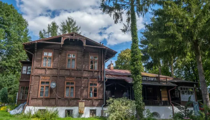 Drewniana willa w Nałęczowie, idealna na weekendowe atrakcje. Wspaniała architektura i otoczenie przyrody.