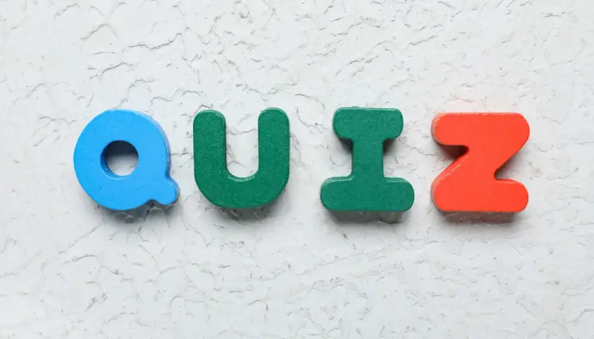 Kolorowe literki układają się w słowo QUIZ. Niejeden maluch uwielbia takie zabawy!