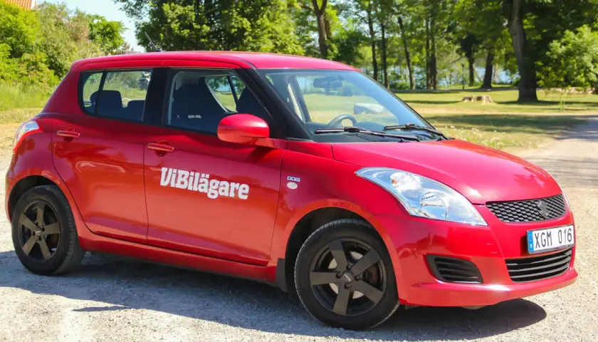 Röd Suzuki Swift med texten "ViBilägare" på sidan. Kanske ett problem med bilen?