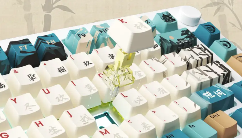 Nahaufnahme einer weißen Tastatur mit chinesischen Schriftzeichen und Bambusmotiven. Eine Taste mit einem gelben Schalter ist sichtbar, was auf ein rapid trigger keyboard hindeutet.