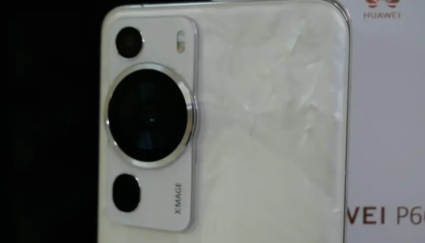 Biały Huawei P60 Pro z modułem aparatów Xmage. Idealny wybór dla miłośników fotografii mobilnej, szukających telefonów z dobrym aparatem.