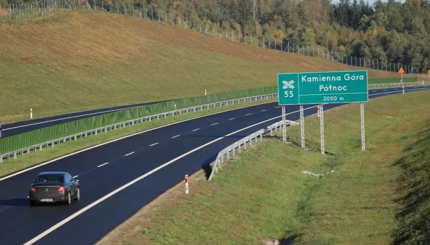 Ile może jechać autobus na autostradzie? Poznaj ważne przepisy