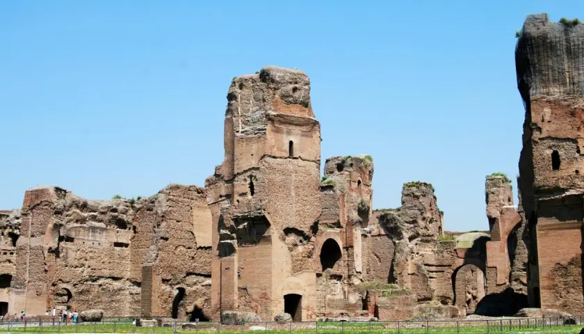 Imponenti rovine delle Terme di Caracalla, testimoni della loro antica storia e grandezza.