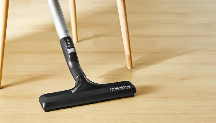 Spazzola Rowenta per la pulizia parquet, con setole delicate per non graffiare il legno.