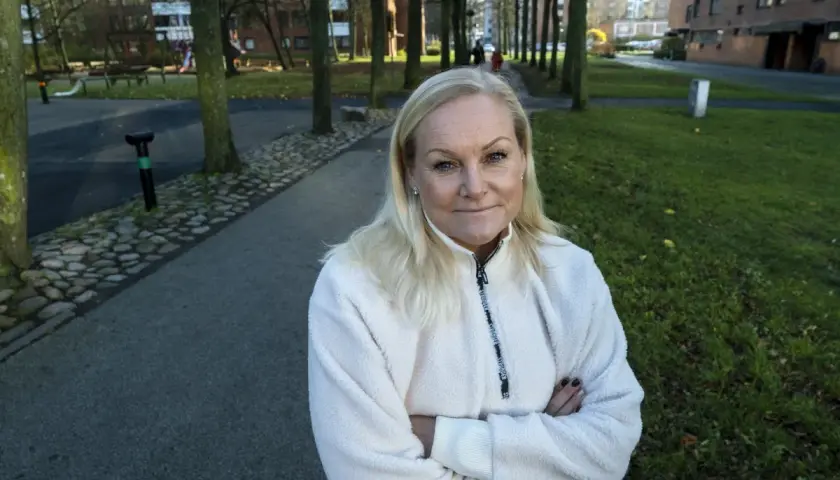 Kvinna med blont hår i en park, kanske upplever klimakteriet vid 40 symtom.