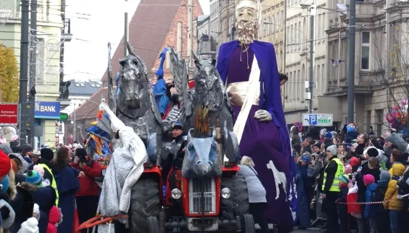 Parada z okazji imieniny Marcina kiedyś wyglądała tak: gigantyczna postać w purpurowej szacie i traktor z fantastycznymi stworami.