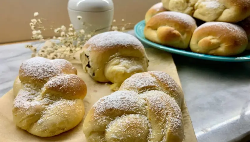 Deliziose brioche fatte in casa, spolverate di zucchero a velo, pronte per essere gustate.