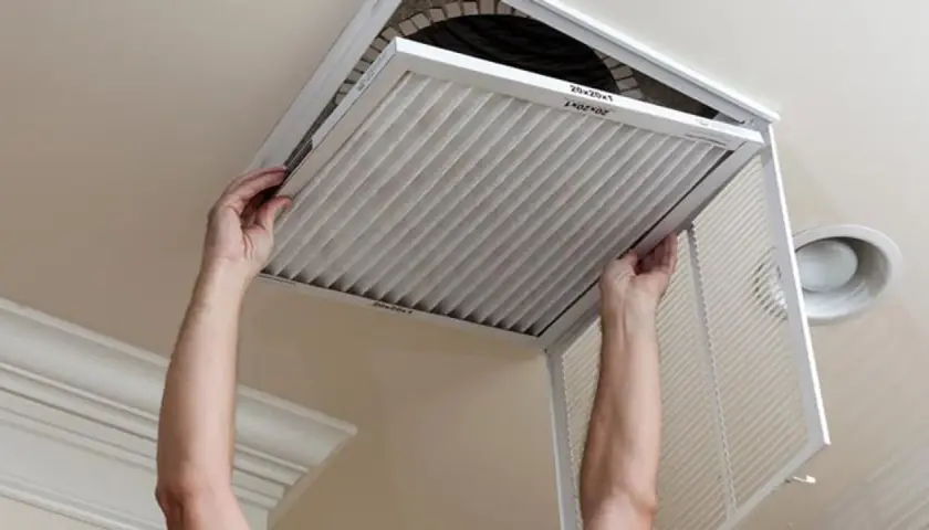 Man reemplaza el filtro aire acondicionado split. Mantiene el aire limpio y el sistema funcionando eficientemente.