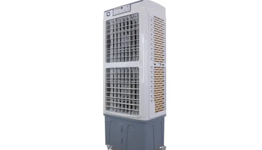 Climatizador evaporativo que es: un enfriador de aire vertical blanco y gris con rejillas frontales y laterales, sobre ruedas.