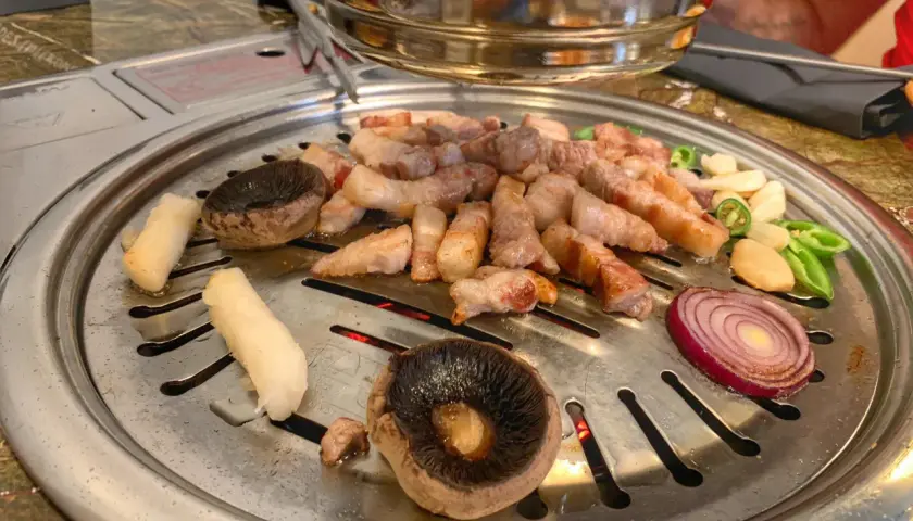 Koreański grill Kraków: najlepsze miejsca na BBQ z dostawą i odbiorem