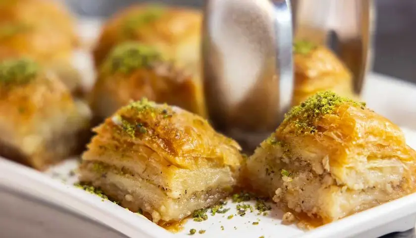 Krispiga bitar av baklava, strösslade med gröna pistagenötter. Perfekt för ett enkelt baklava recept.