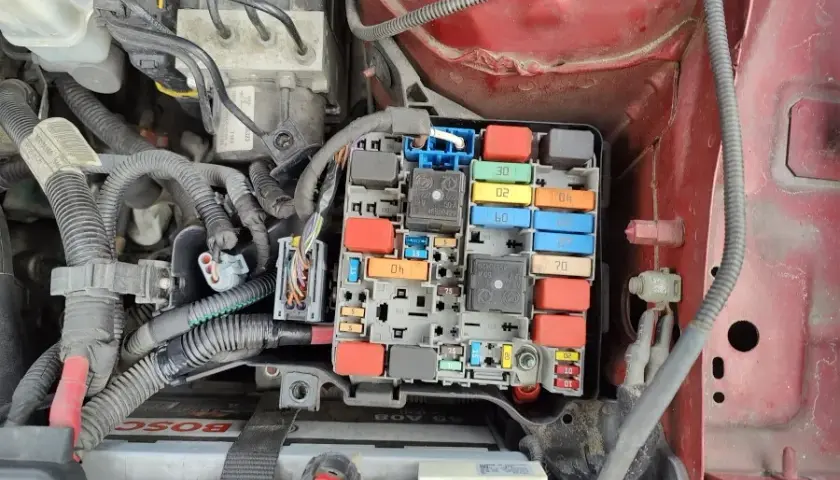 Bezpieczniki BMW E90 - Gdzie są i jak je wymienić bez problemów