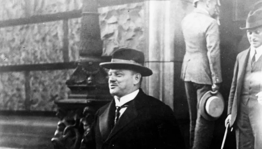 Gustav Stresemann, nach dem Stresemann-Attentat, mit Hut und Anzug, im Gespräch mit Begleitern.