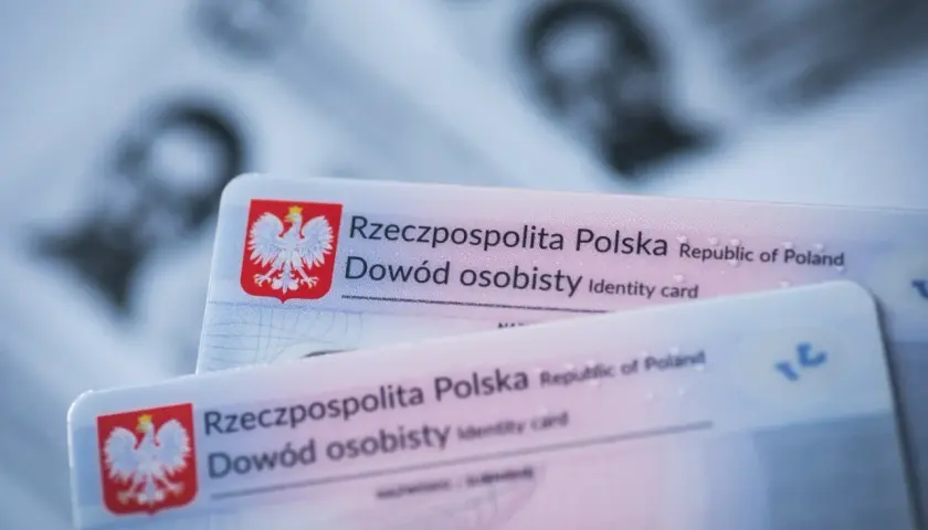Zgubiony dowód osobisty. Kciuk zasłania fragment polskiego dokumentu tożsamości z orłem.