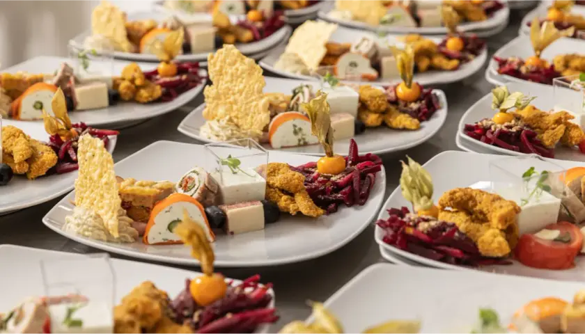 Catering na 50 osób: Ile kosztuje i jak obniżyć cenę? Poradnik