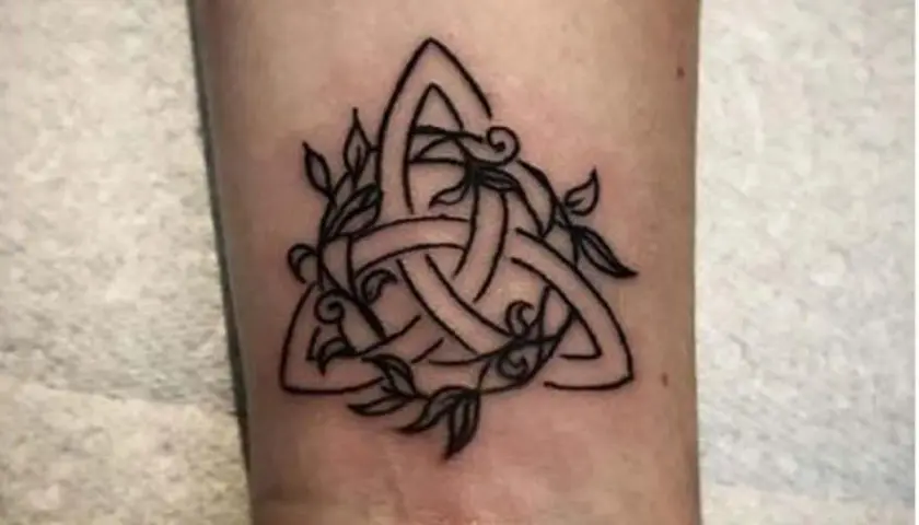 Tatuaże celtyckie znaczenie: węzeł triquetra ozdobiony liśćmi, symbolizujący wieczność i jedność.