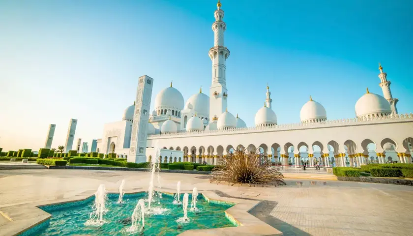 Wielki meczet na Półwyspie Arabskim z fontannami i minaretami w blasku słońca.
