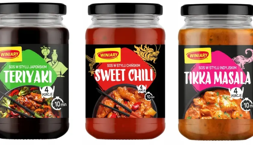 Trzy słoiki sosów Winiary: Teriyaki, Sweet Chili i Tikka Masala, z widokiem potraw.