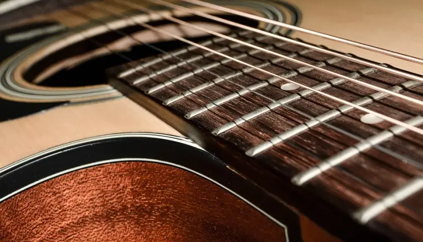 Gitara w samolocie: Bezpieczny lot z instrumentem? Sprawdź!