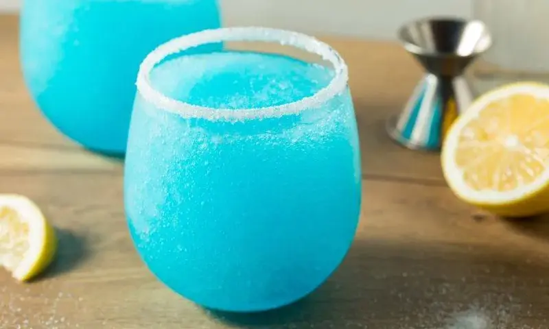 Proste drinki z blue curacao i wódką – przepisy, proporcje i porady dla każdego