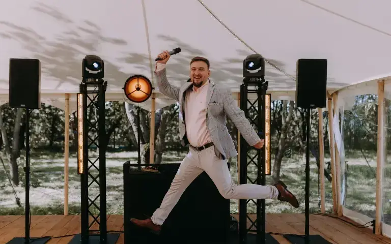 Cennik DJ na wesele: Ile naprawdę zapłacisz? Wszystko o kosztach.