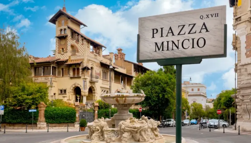 Fontana e palazzo fiabesco nel quartiere Coppedè, Roma. La targa indica Piazza Mincio.