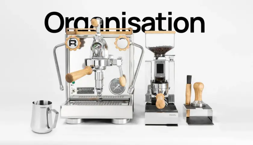 Hochwertige Espresso-Maschine und Mühle auf einer stilvollen Barista Ecke. Perfekt für Kaffeeliebhaber.