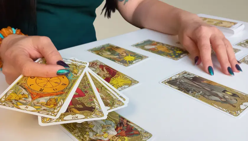 Tarot intencyjny: jak świadomie używać kart tarota dla lepszych odczytów
